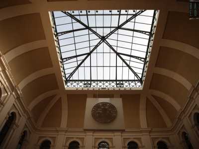 Sul soffitto un�intelaiatura in ferro sorregge la grande vetrata di copertura che d� luce a tutto l�ambiente...